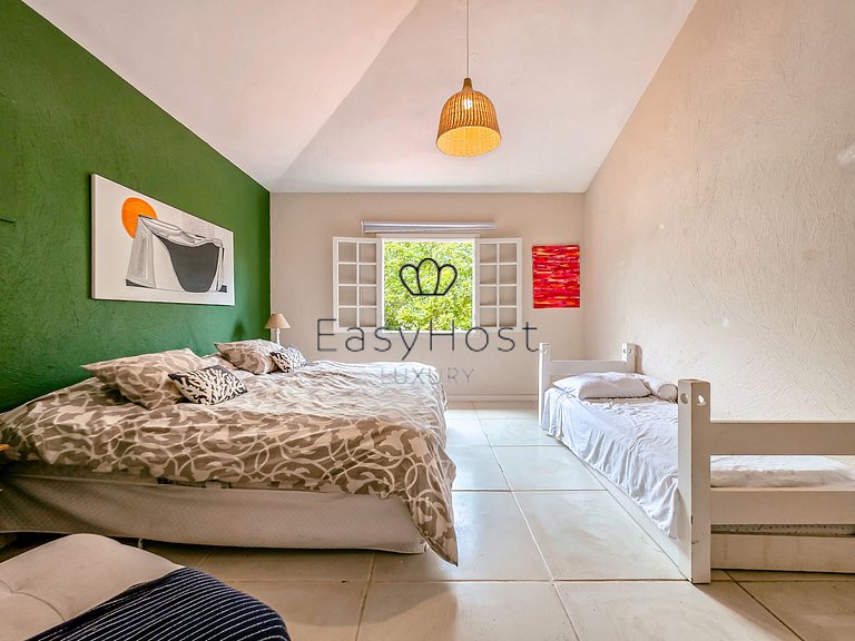Beachfront house in Mangaratiba with private beach.