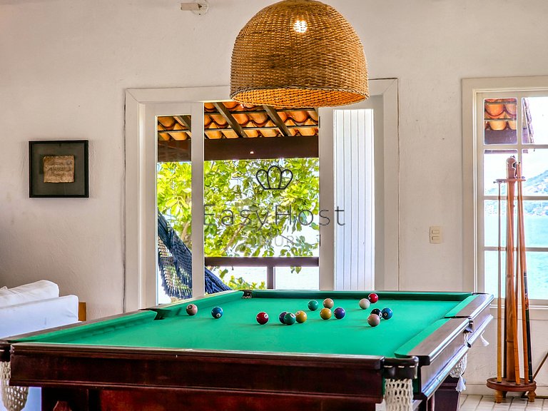 Beachfront house in Mangaratiba with private beach.
