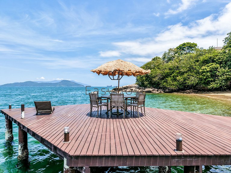 Casa frente al mar en Mangaratiba con playa privada.