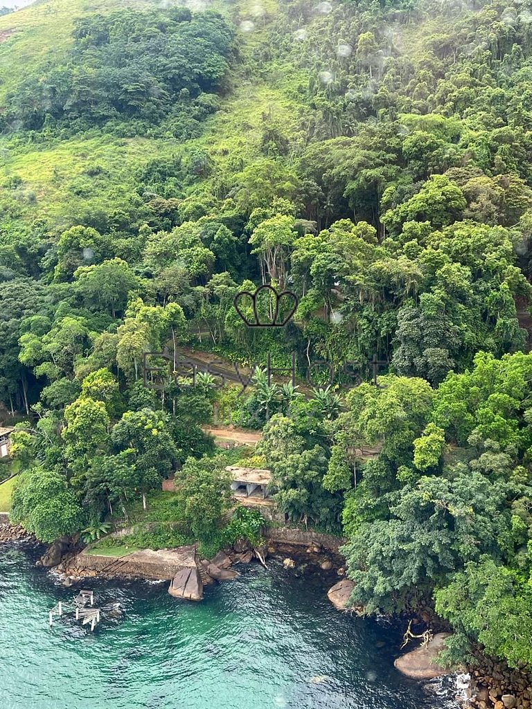 15,000 m² plot with an exclusive location in a luxury gated