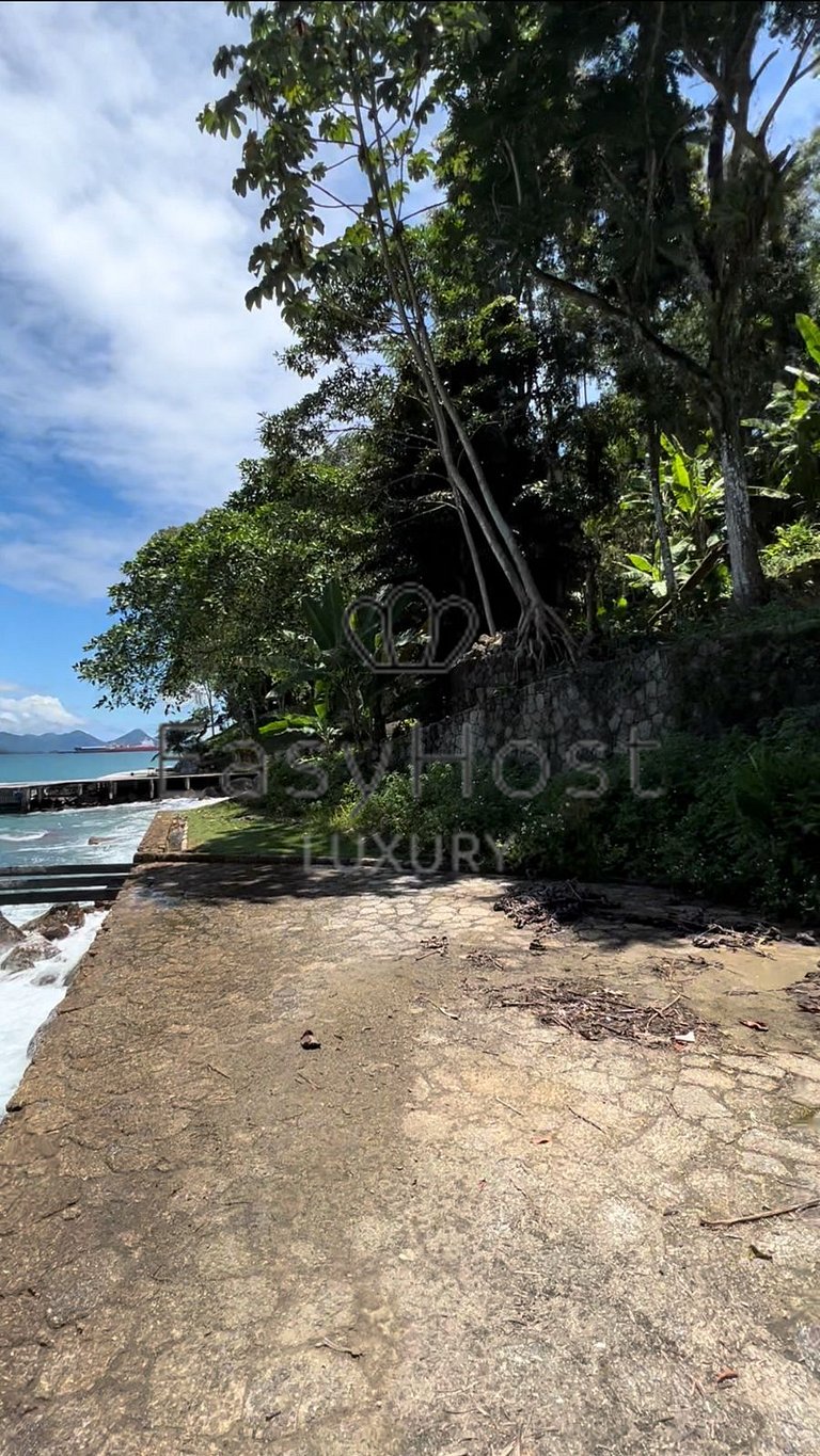 15,000 m² plot with an exclusive location in a luxury gated