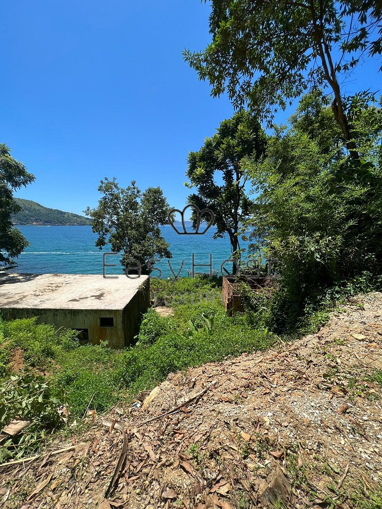 15,000 m² plot with an exclusive location in a luxury gated