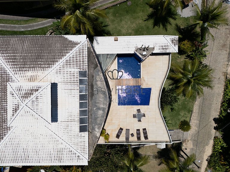 Casa à venda em condomínio fechado com piscina e praia