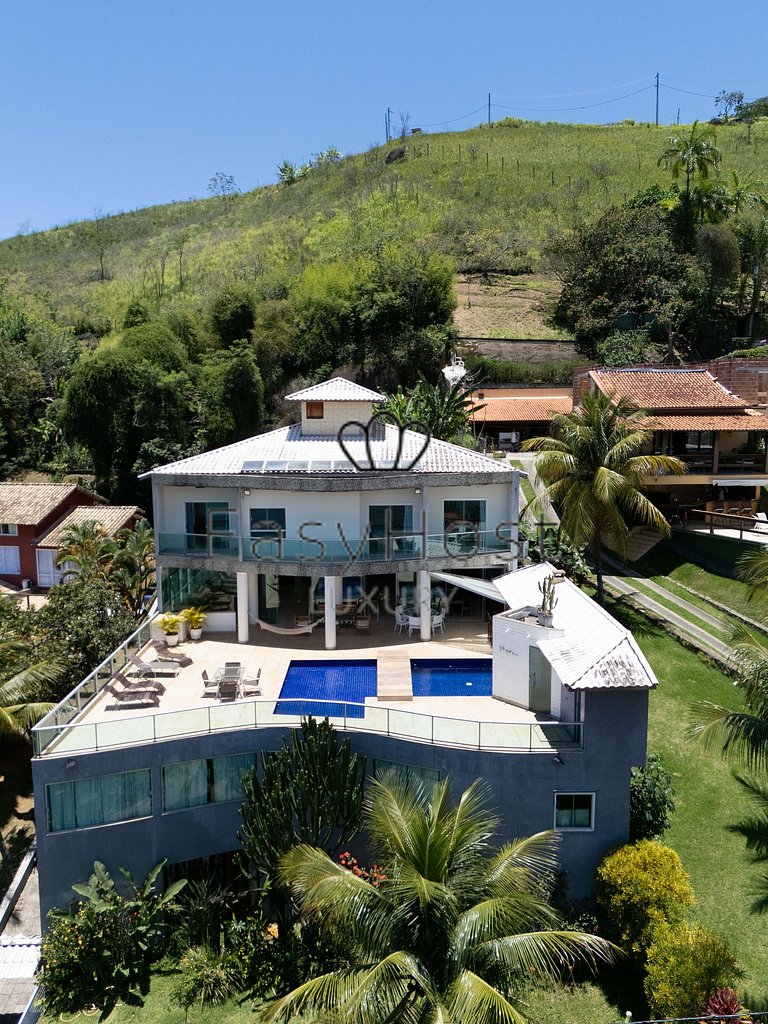 Casa à venda em condomínio fechado com piscina e praia