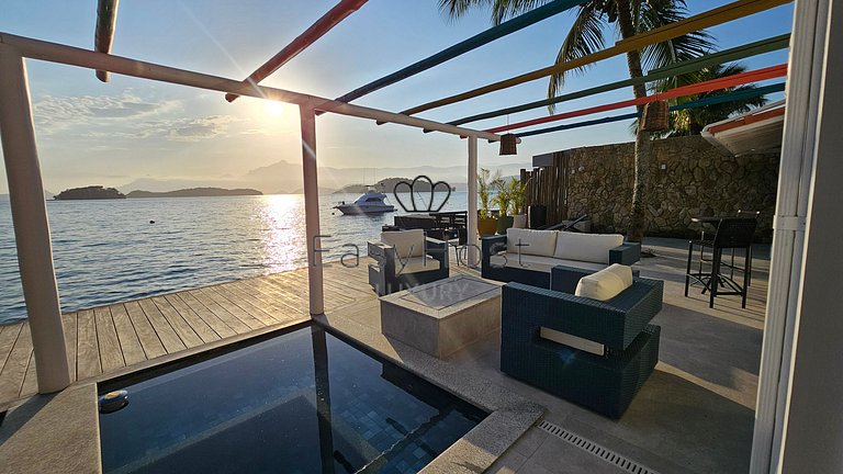 Linda casa com piscina e hidromassagem à beira-mar em Angra