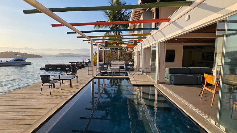 Linda casa com piscina e hidromassagem à beira-mar em Angra