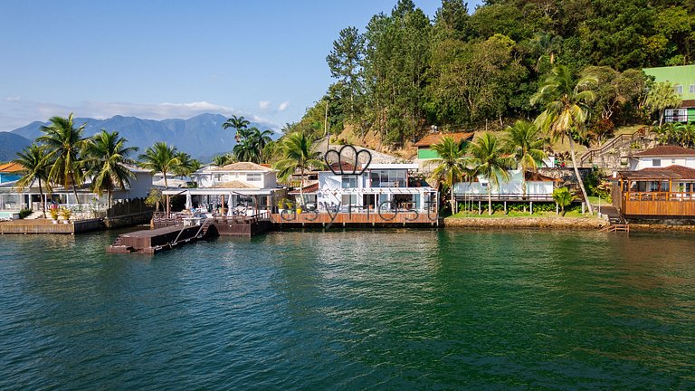 Linda casa com piscina e hidromassagem à beira-mar em Angra