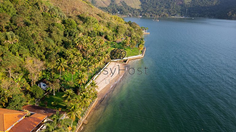 Linda casa com piscina e hidromassagem à beira-mar em Angra