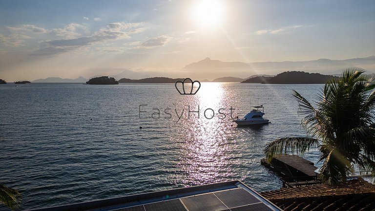 Linda casa com piscina e hidromassagem à beira-mar em Angra