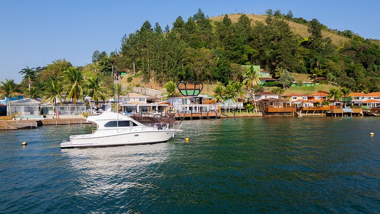 Linda casa com piscina e hidromassagem à beira-mar em Angra
