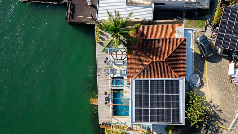 Linda casa com piscina e hidromassagem à beira-mar em Angra