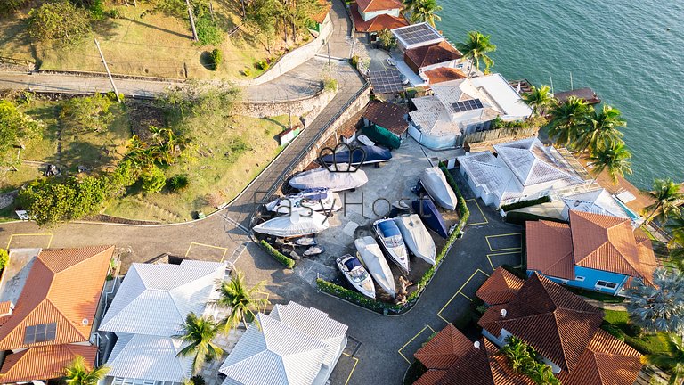 Linda casa com piscina e hidromassagem à beira-mar em Angra