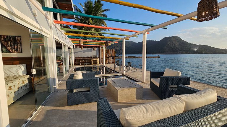 Linda casa com piscina e hidromassagem à beira-mar em Angra