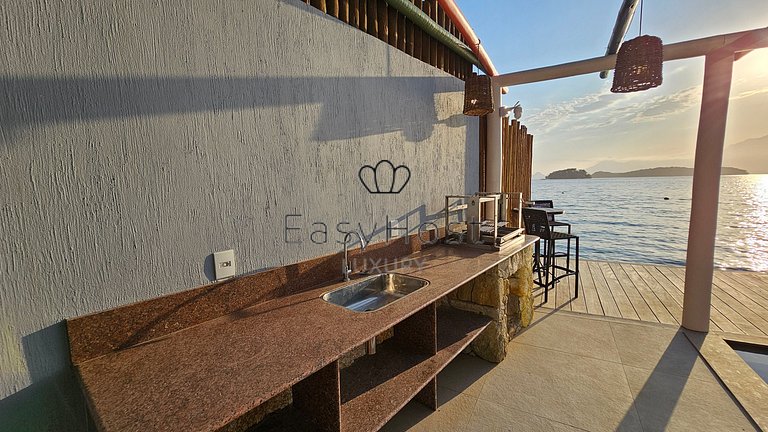 Linda casa com piscina e hidromassagem à beira-mar em Angra