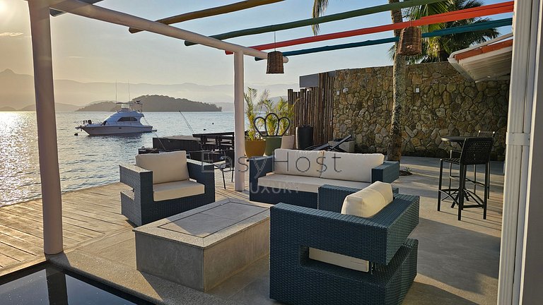 Linda casa com piscina e hidromassagem à beira-mar