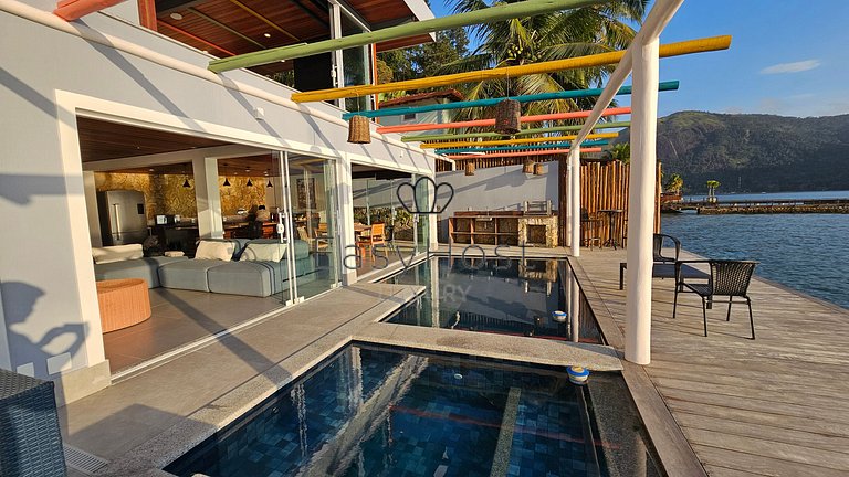 Linda casa com piscina e hidromassagem à beira-mar em Angra