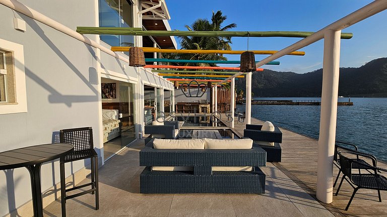 Linda casa com piscina e hidromassagem à beira-mar em Angra