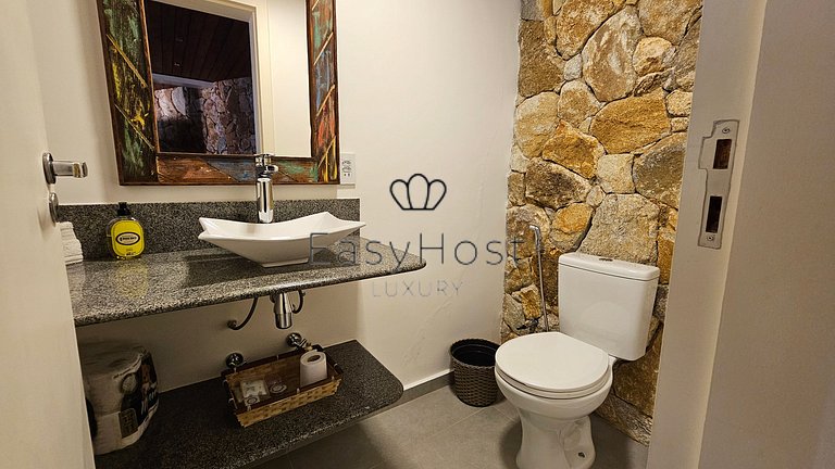 Linda casa com piscina e hidromassagem à beira-mar em Angra