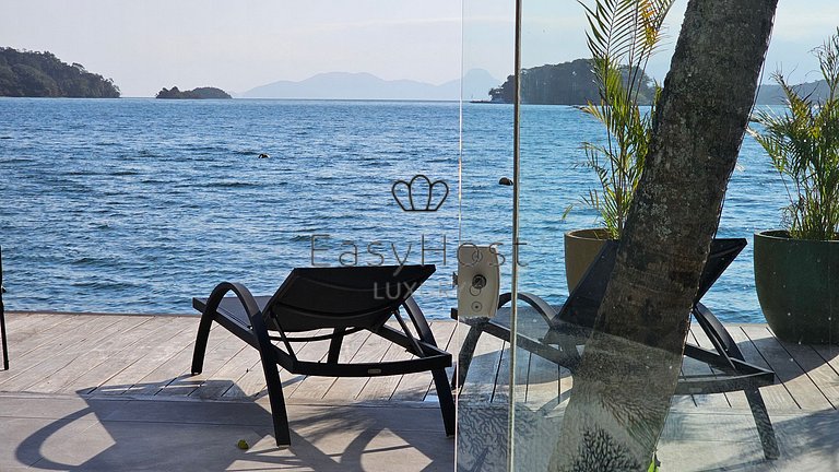 Linda casa com piscina e hidromassagem à beira-mar em Angra