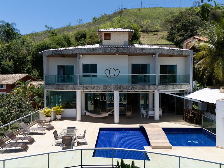 Casa en venta en urbanización cerrada con piscina y playa.