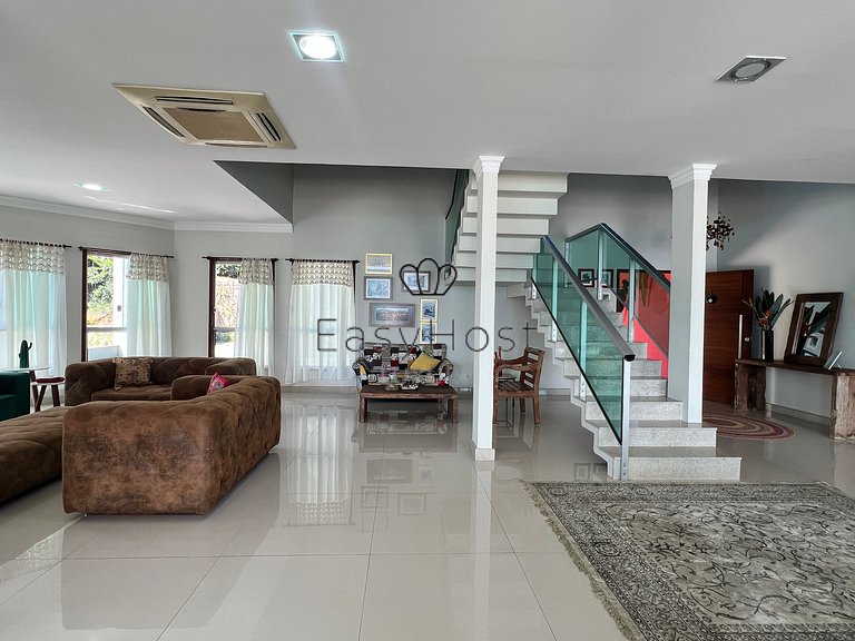 Casa en venta en urbanización cerrada con piscina y playa.