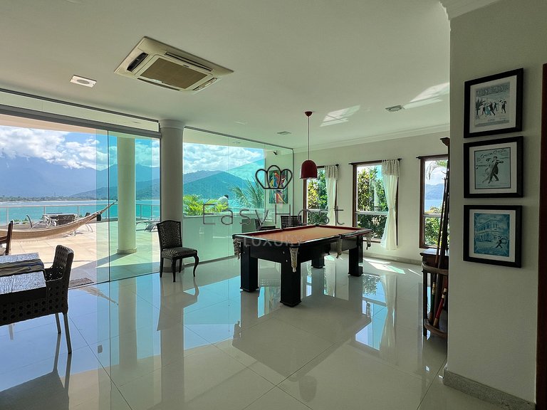 Casa en venta en urbanización cerrada con piscina y playa.