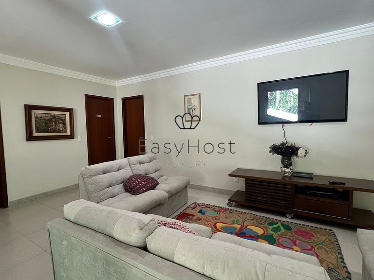 Casa en venta en urbanización cerrada con piscina y playa.