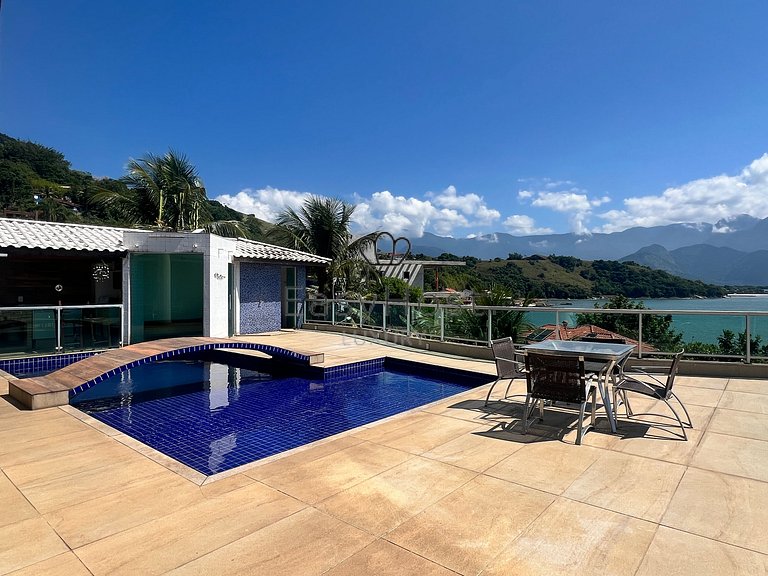 Casa à venda em condomínio fechado com piscina e praia