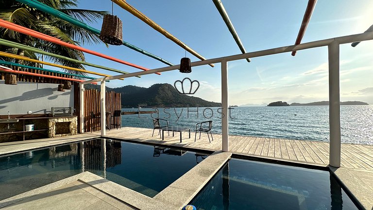 Linda casa com piscina e hidromassagem à beira-mar em Angra