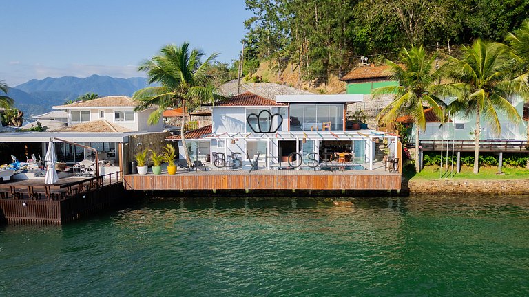 Linda casa com piscina e hidromassagem à beira-mar em Angra