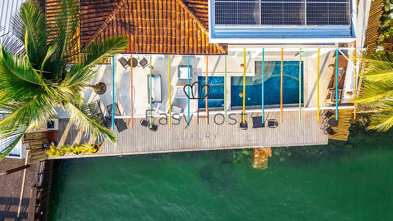 Preciosa casa con piscina y jacuzzi junto al mar.