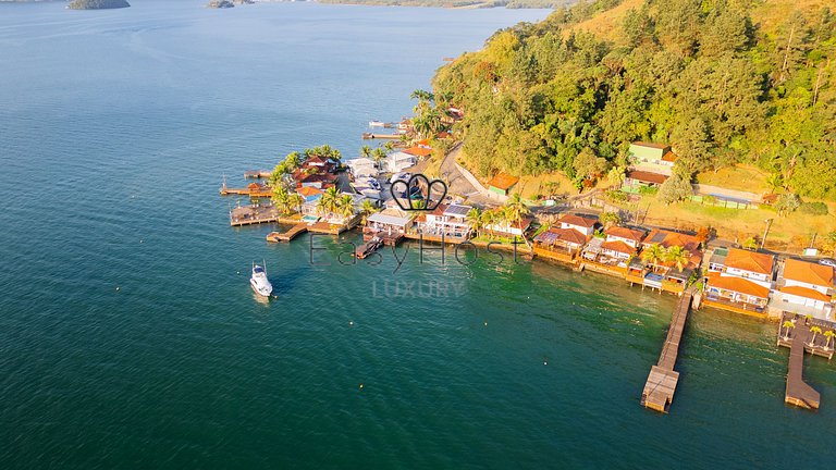 Linda casa com piscina e hidromassagem à beira-mar em Angra