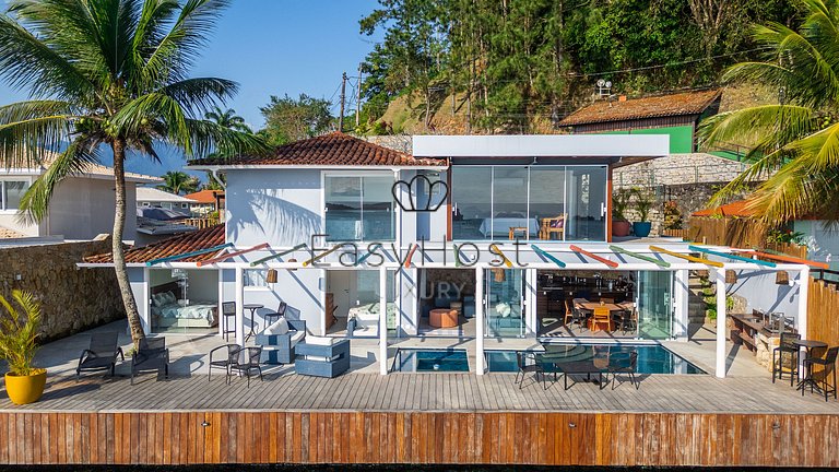 Linda casa com piscina e hidromassagem à beira-mar em Angra