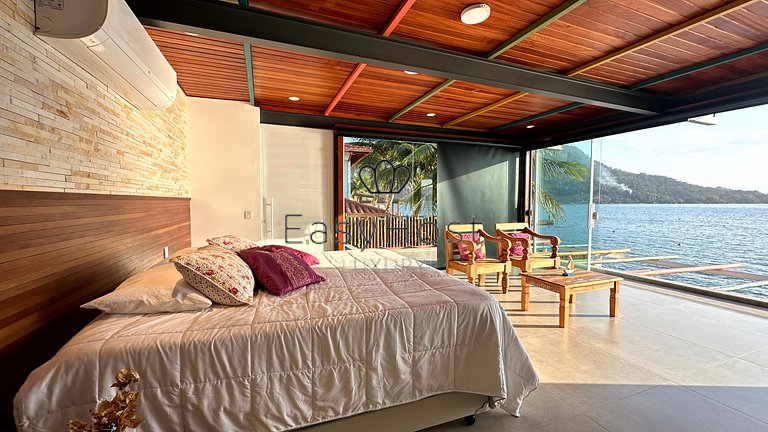 Linda casa com piscina e hidromassagem à beira-mar em Angra