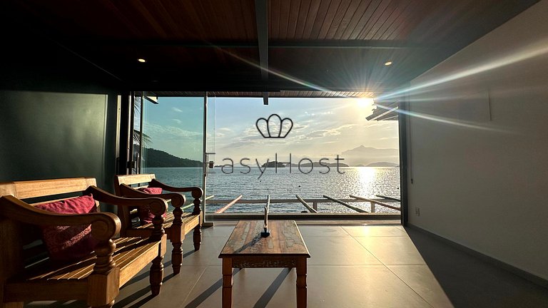 Linda casa com piscina e hidromassagem à beira-mar