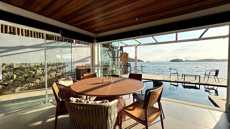 Linda casa com piscina e hidromassagem à beira-mar em Angra