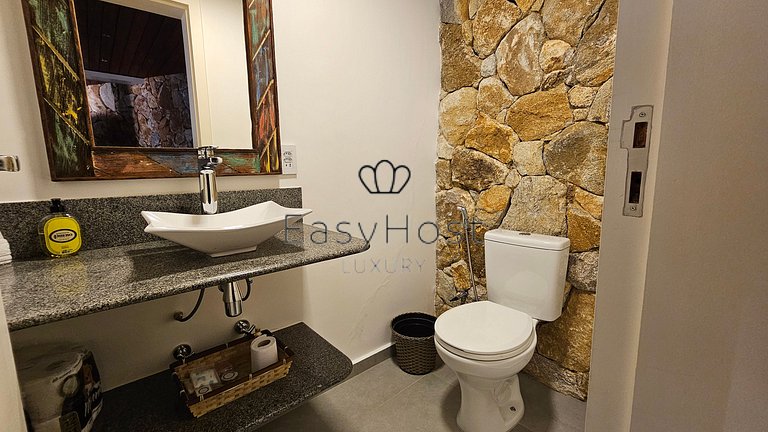 Linda casa com piscina e hidromassagem à beira-mar