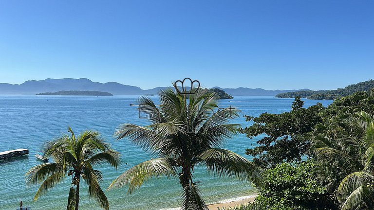 Beachfront house with pool for sale in Angra dos Reis.