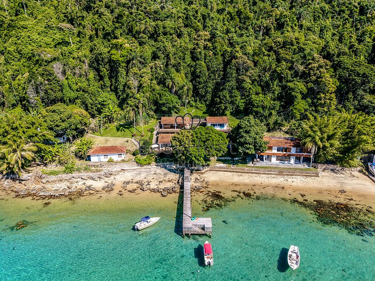 Beachfront house for sale on a island in Angra dos Reis.