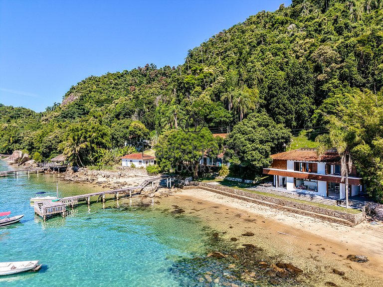 Beachfront house for sale on a island in Angra dos Reis.