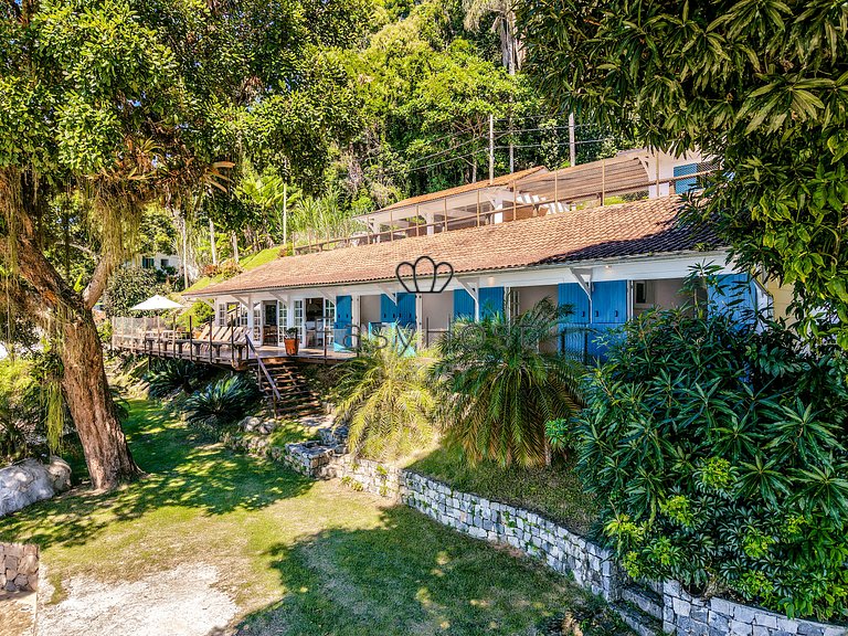 Beachfront house for sale on a island in Angra dos Reis.