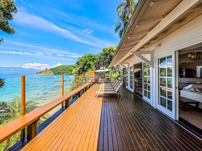 Beachfront house for sale on a island in Angra dos Reis.