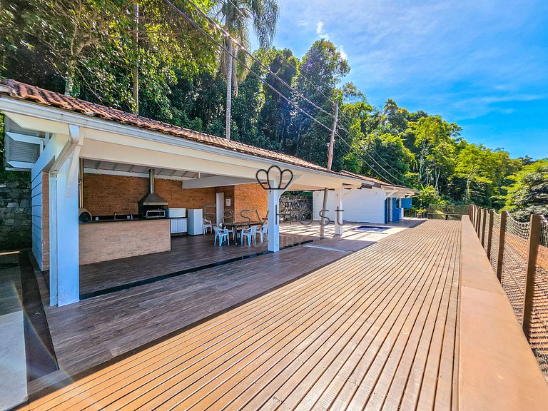 Beachfront house for sale on a island in Angra dos Reis.