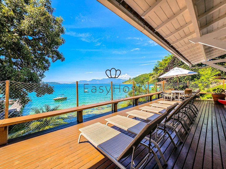 Beachfront house for sale on a island in Angra dos Reis.