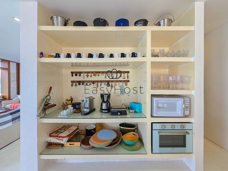 Beachfront house for sale on a island in Angra dos Reis.