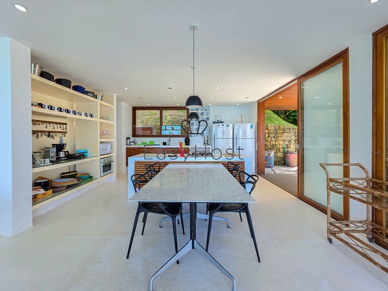 Beachfront house for sale on a island in Angra dos Reis.