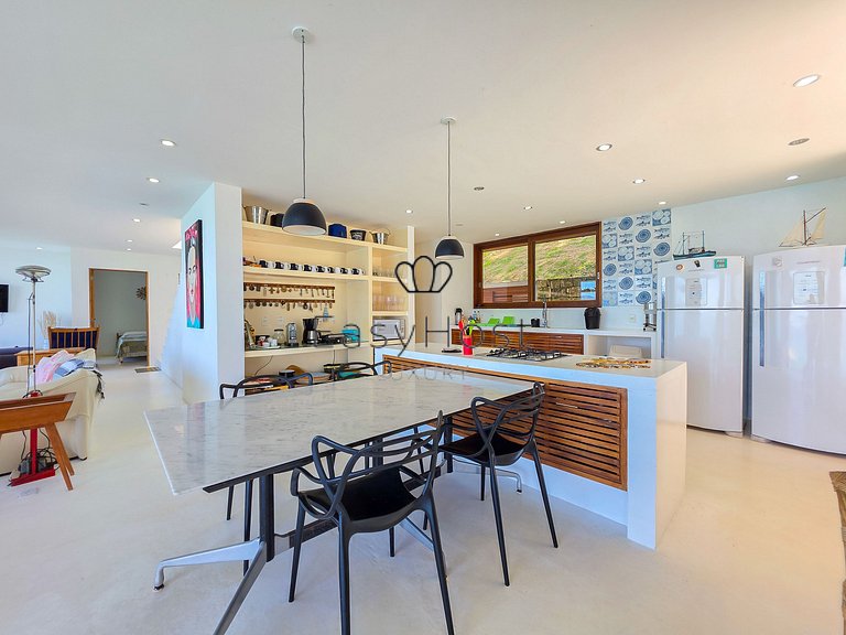 Beachfront house for sale on a island in Angra dos Reis.
