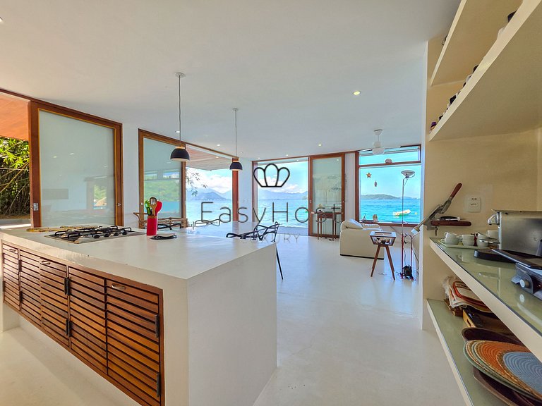 Beachfront house for sale on a island in Angra dos Reis.