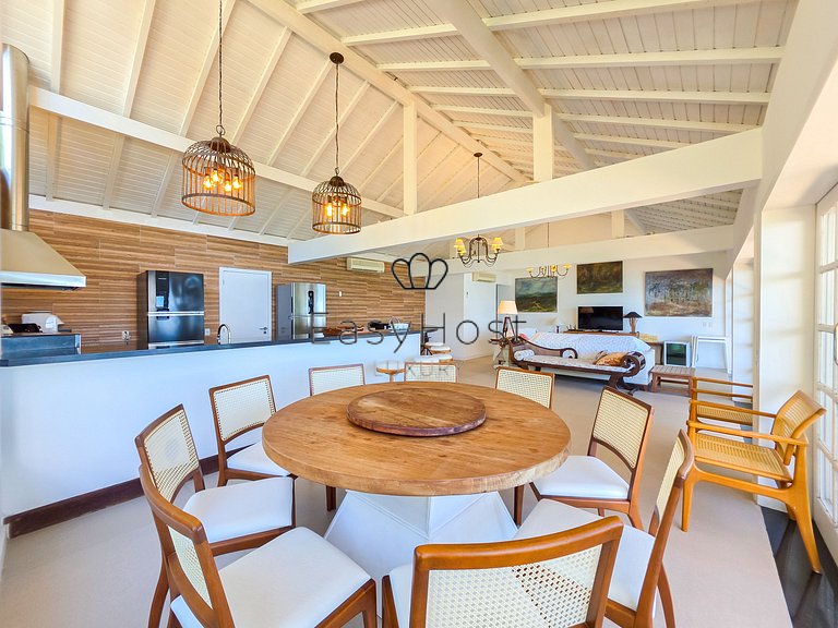 Beachfront house for sale on a island in Angra dos Reis.