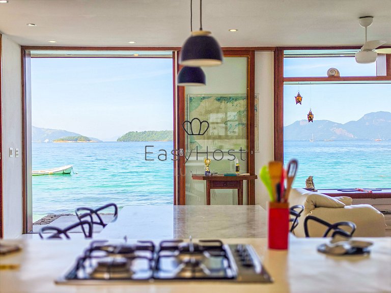Beachfront house for sale on a island in Angra dos Reis.